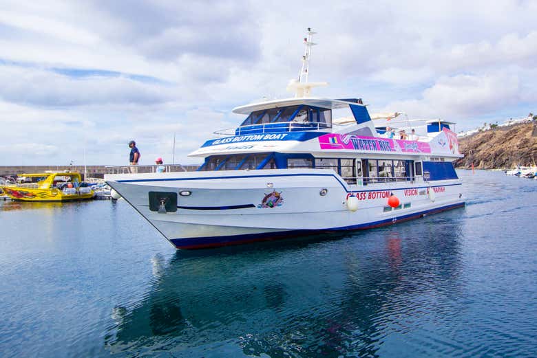 Sailing along Lanzarote's eastern coastline